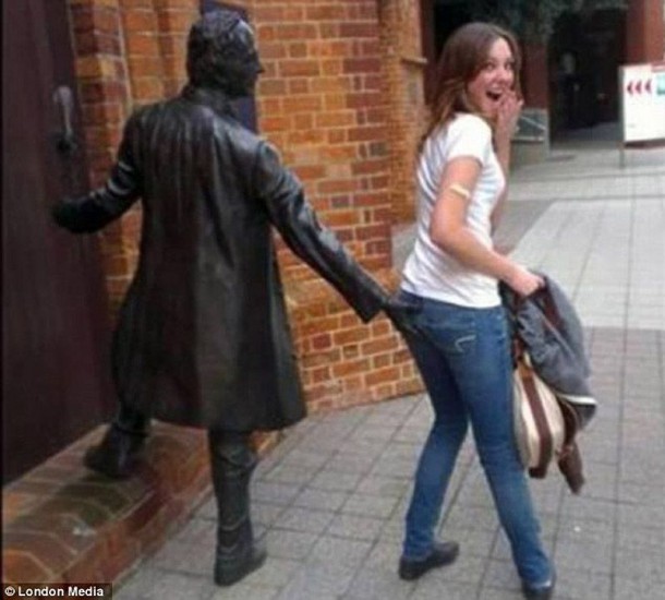Amazing Funny Pictures of Monuments (14)