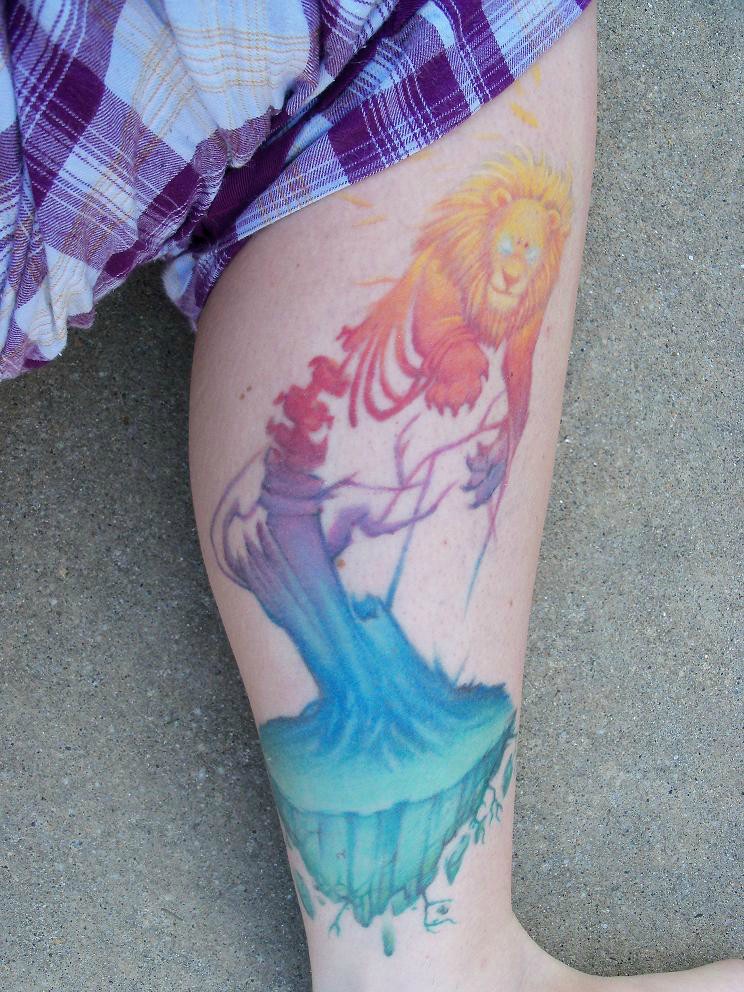 I literally said "I want a lion coming out of the ground with a lot of color" - Piece done by Blenner Silva
