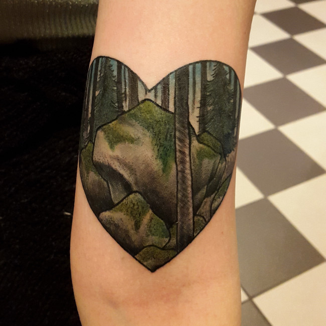 So in love with this one, done by Johannes B, No fear Tattoo, Gothenburg Sweden. (The heart looks a bit odd due to my arm being super swollen.)