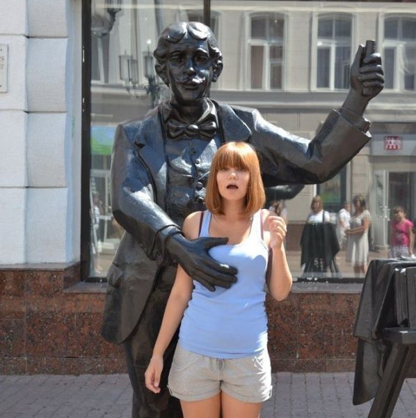 Funniest Poses With Statues And Sculptures