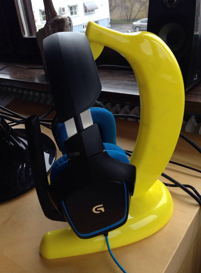 Turns out banana hangers are far cheaper than headset hangers.