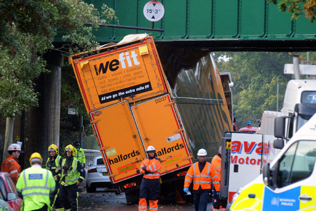 Halfords lorry crash into bridge
