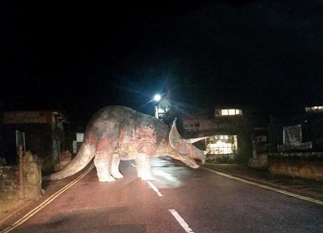 Drunk guys vandalize an amusement park and put fake dinosaur in the middle of a busy road. Isle of Wight England