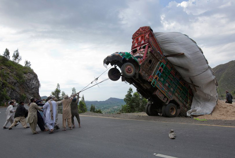 Pakistani hunters try to domesticate a wild truck