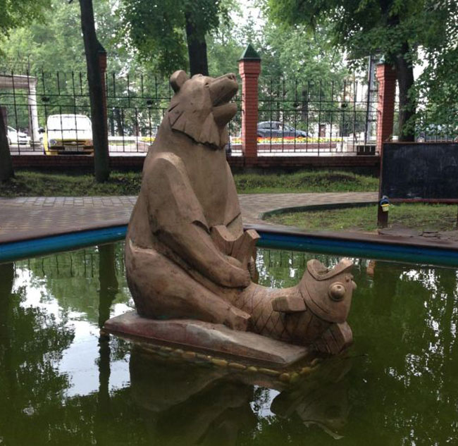 This bear and fish carving
