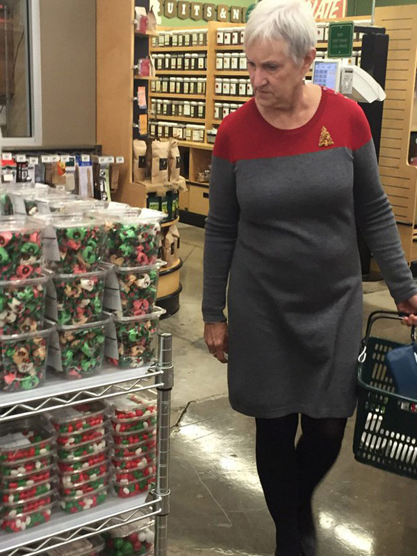 When your Christmas outfit looks like the Starfleet uniform