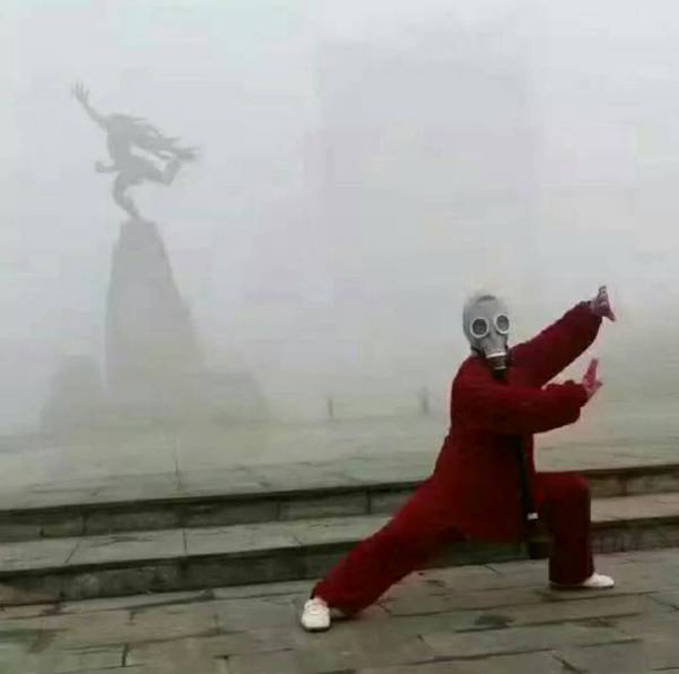 Smog couldn't stop Chinese Tai Chi master from his morning routine