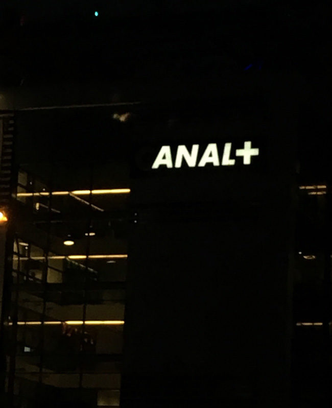 One of the illuminated letters broke on the Canal+ building