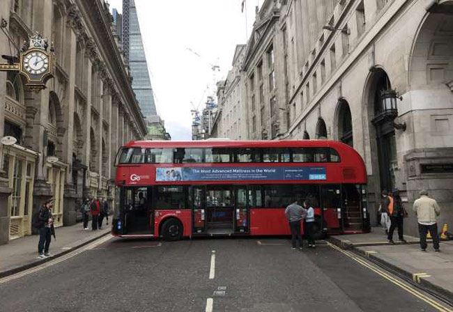 A London bus does an Austin Powers and gets stuck attempting a 3,000 point turn