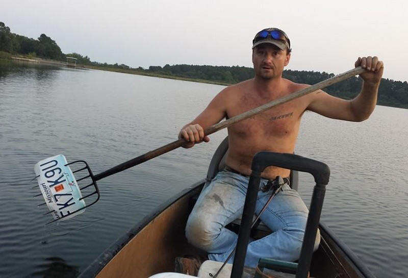 Cousin went fishing, her BF forgot the paddle, they did some hillbilly engineering