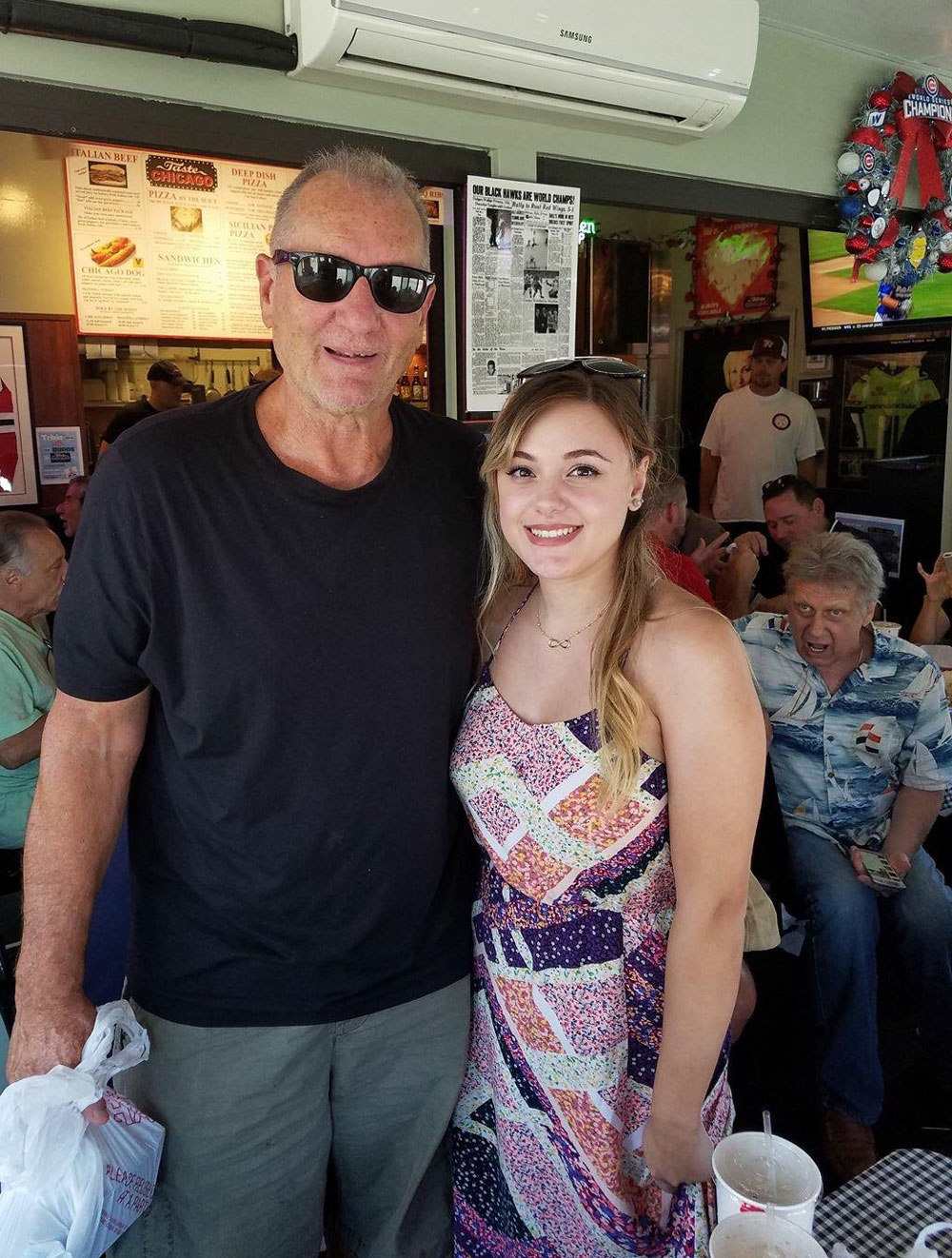 My friend met Ed O'Neill and the guy behind her can't believe it