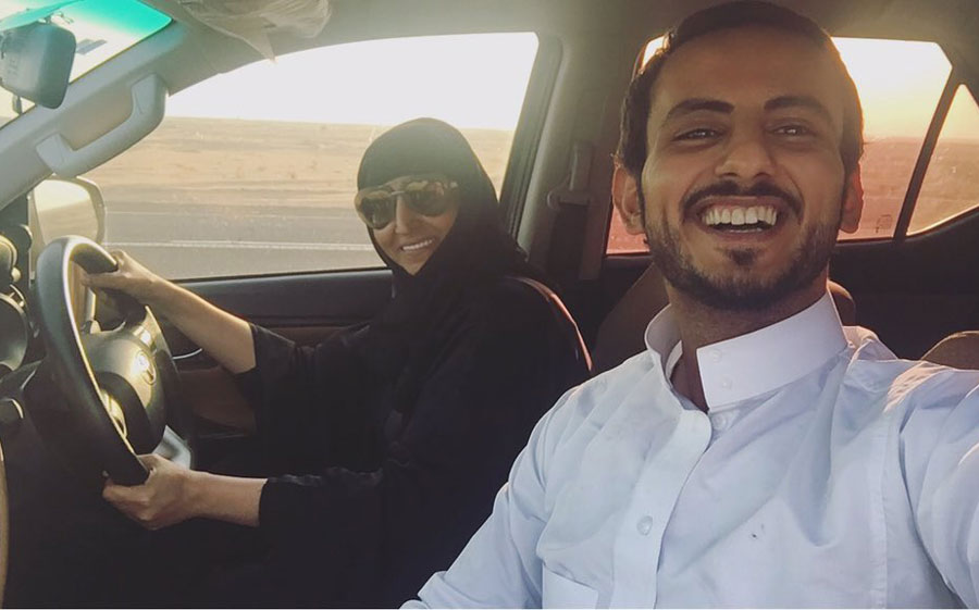 Saudi man shares a photo of him and his mother passing Saudi-Kuwaiti borders