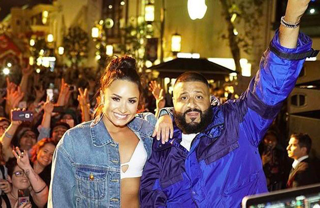 Canopy in the background makes it look like DJ Khaled just graduated