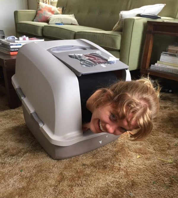 An amazon reviewer was trying to show how roomy this litter box is