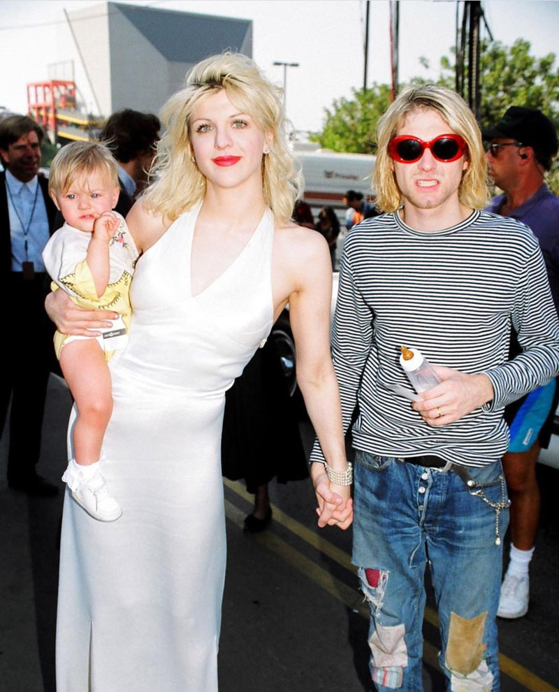 Kurt Cobain looks like a child attending an event with his mother and baby sister