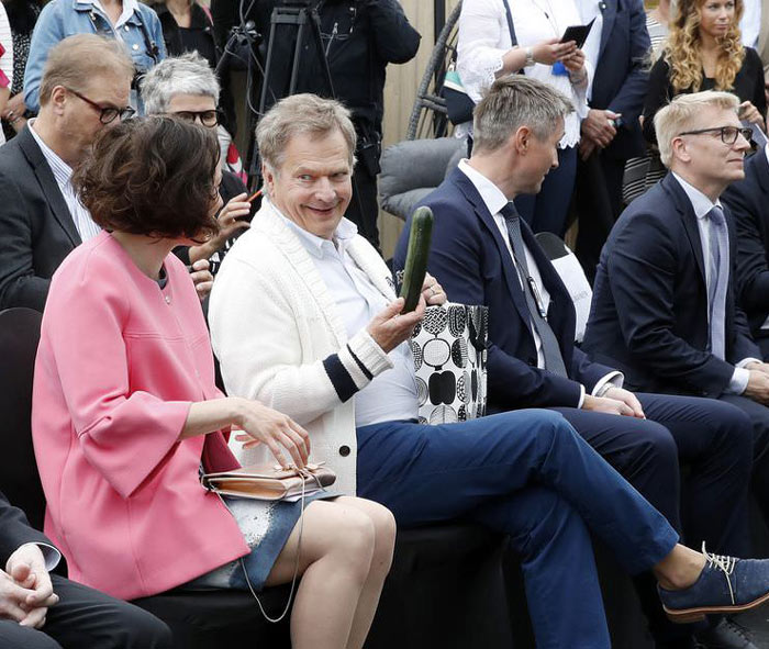 The president of Finland offering the first lady a cucumber