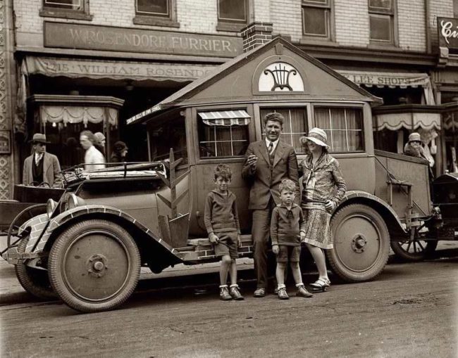A-family-and-their-RV-in-1924-650x509.jpg