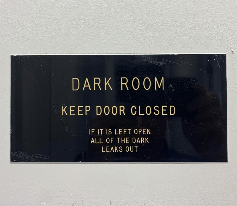 This dark room sign