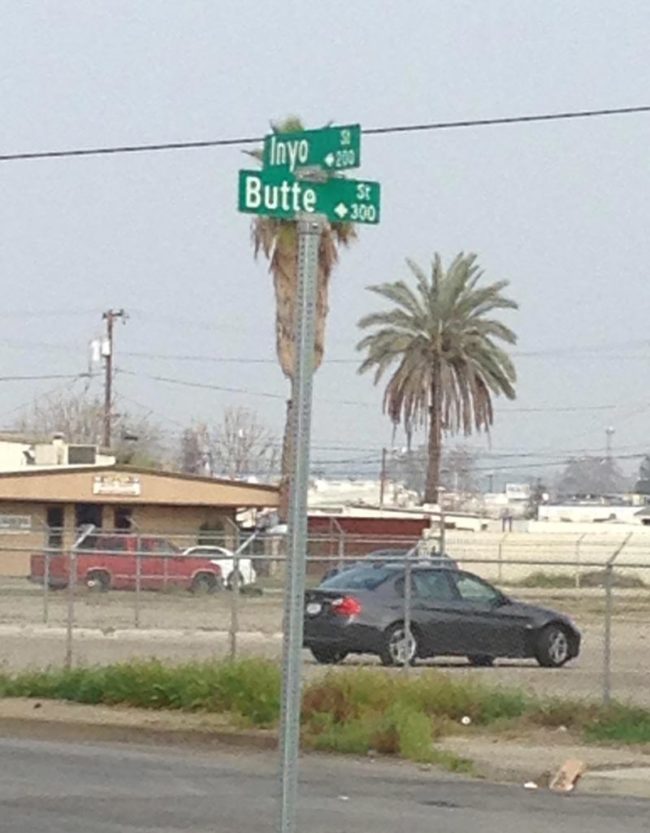 An intersection in Bakersfield, CA
