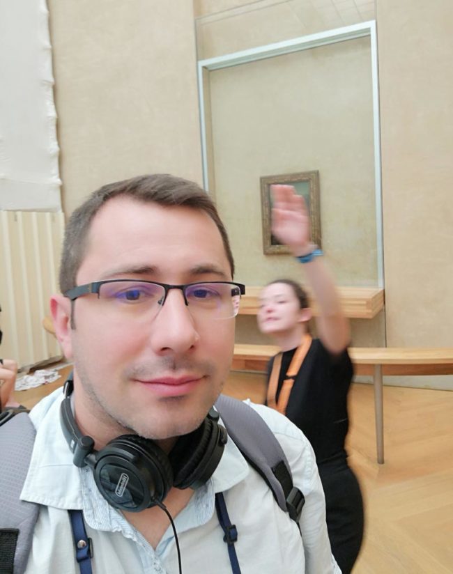 A friend of mine sent me a selfie with Louvre's Mona Lisa