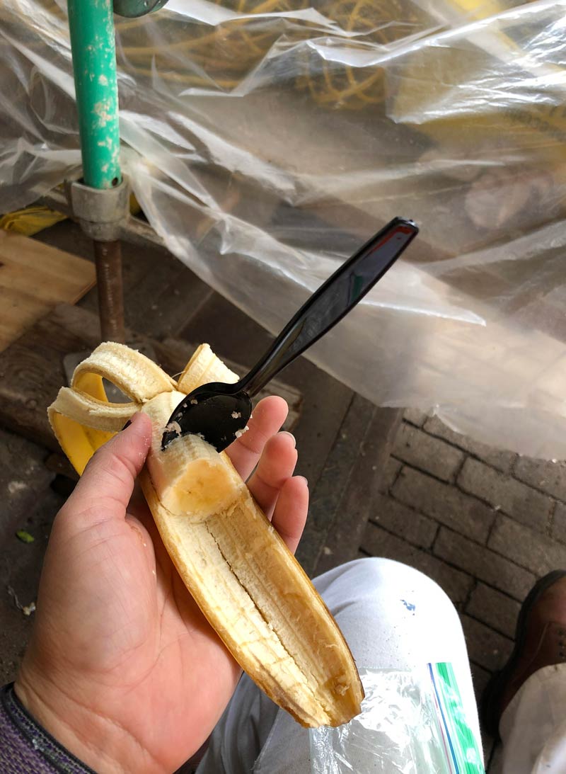 I'm a woman in construction, this is how I choose to eat bananas