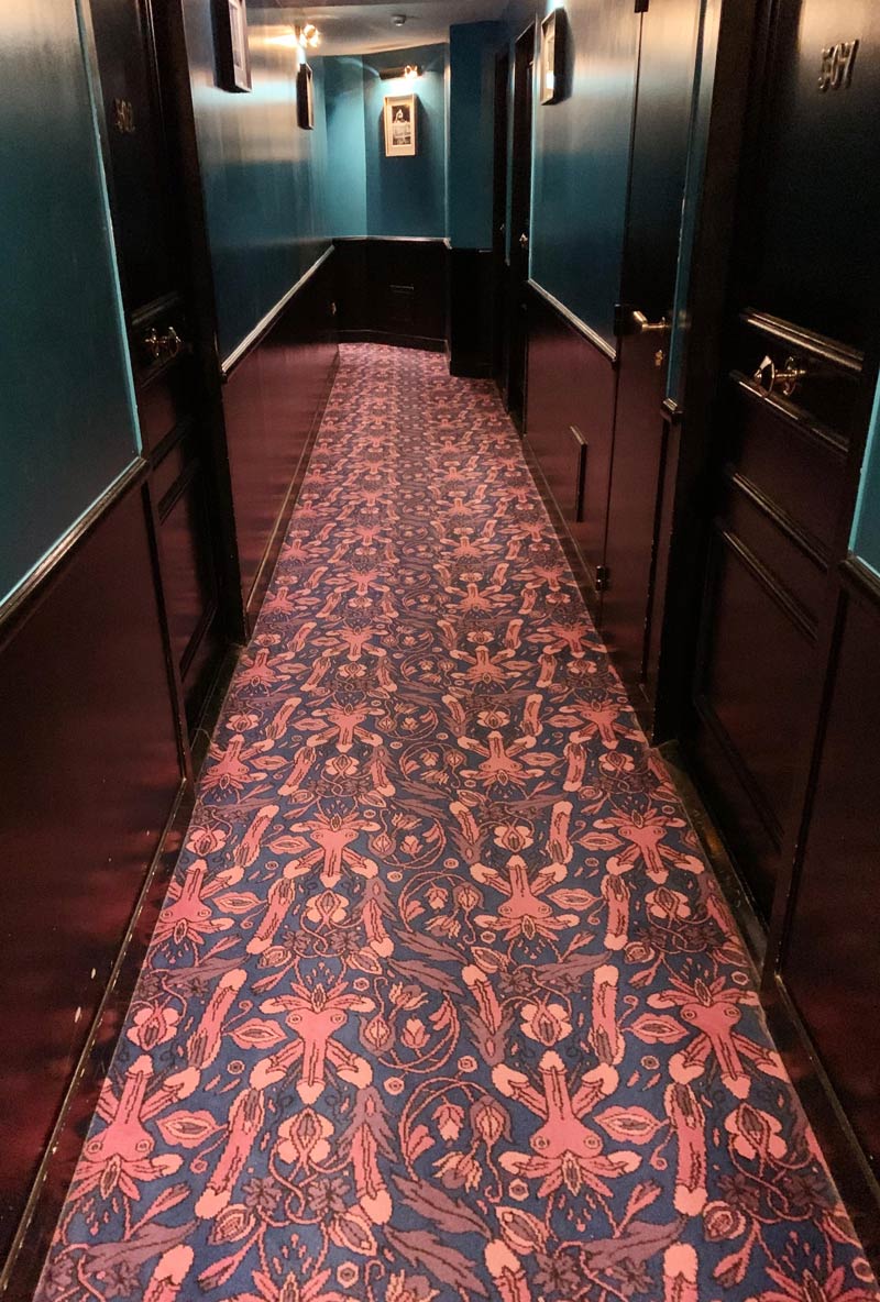 Nothing interesting here, just a corridor in my hotel... Wait a sec