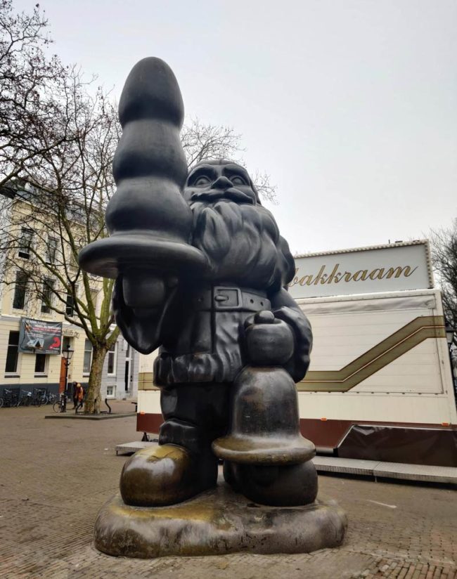 Found this statue in Rotterdam