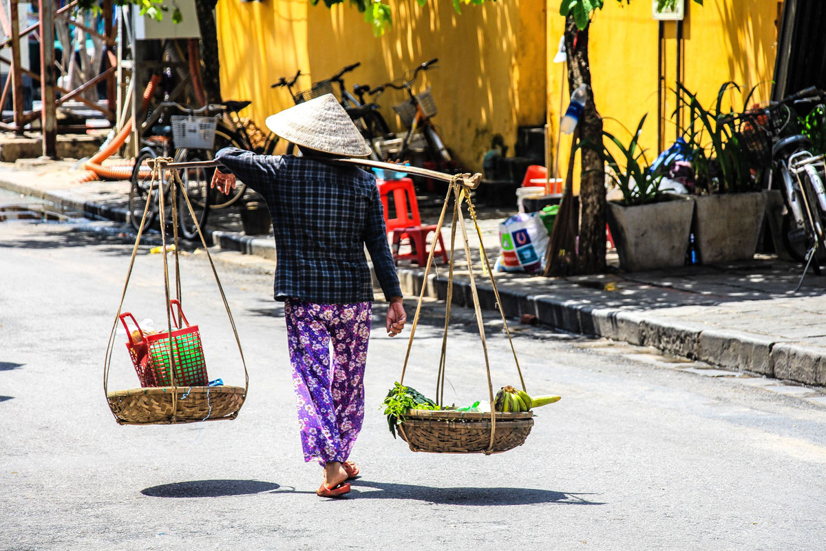 Carrying fruit in Hội An, Province de Quảng Nam, Vietnam