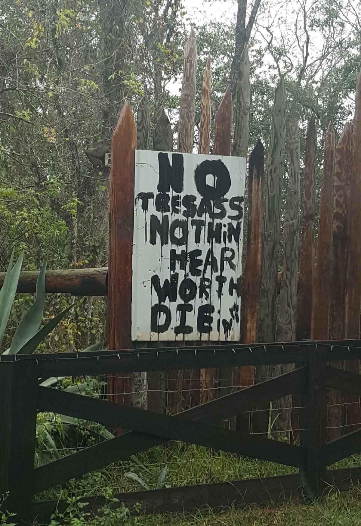 Tresassers be warned. Seen in Florida