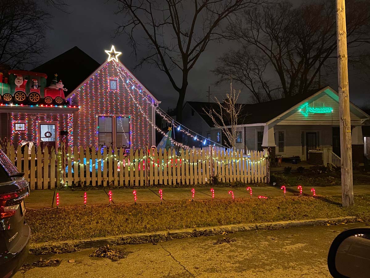 House on the right understands efficiency in Christmas decor