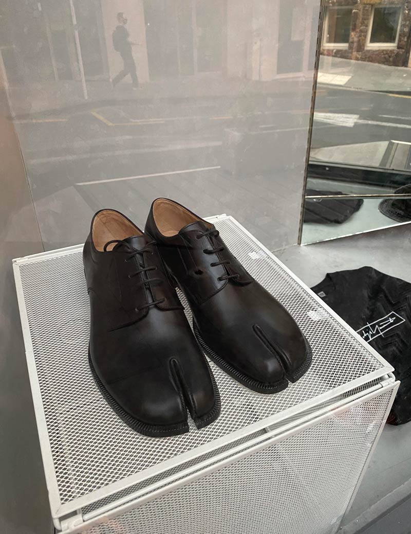 This pair of dress shoes with split toes