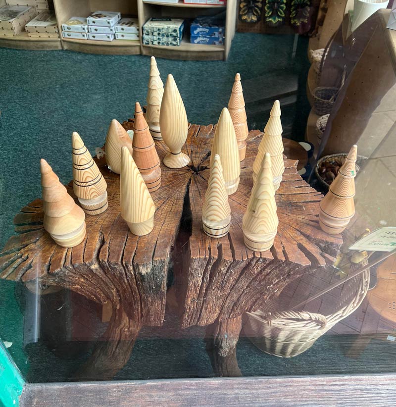 Lovely wooden 'Christmas trees'... The internet has ruined me