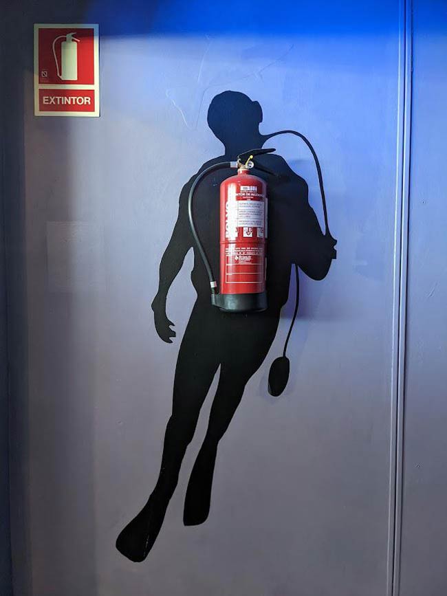 How an aquarium decors fire extinguishers