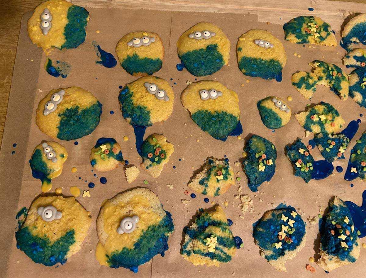 My girlfriend tried to bake Minion cookies
