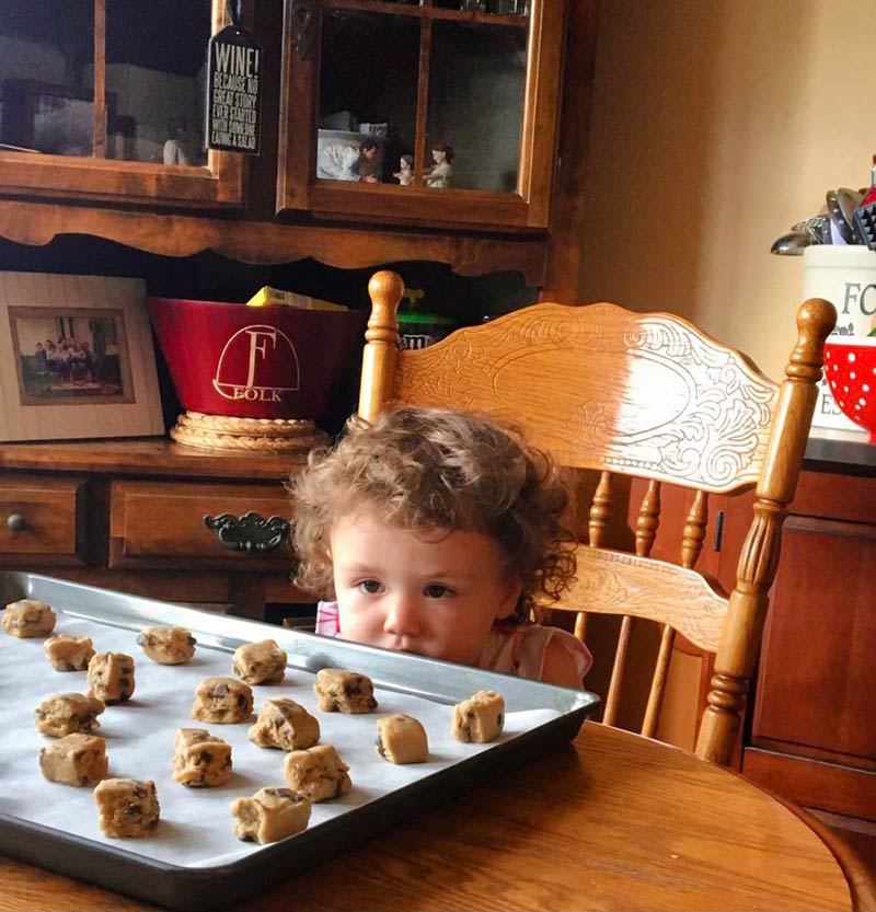 My daughter insisted on watching the cookies while waiting for the oven to heat up. She stayed like that for 10 minutes