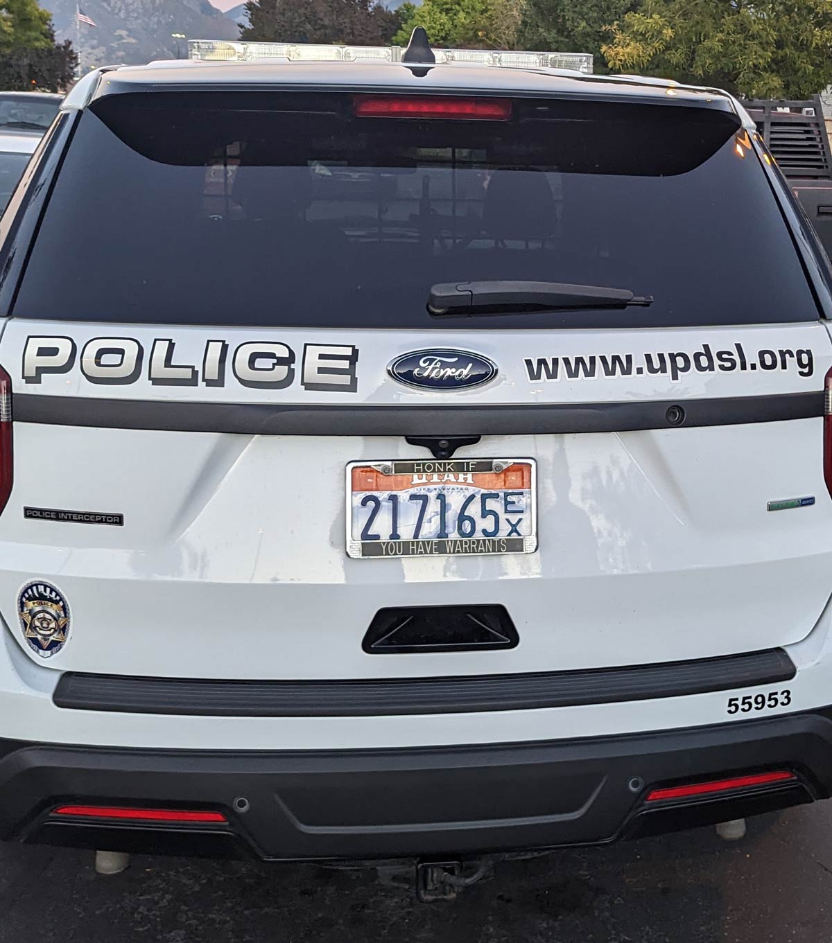This cop car's plate frame