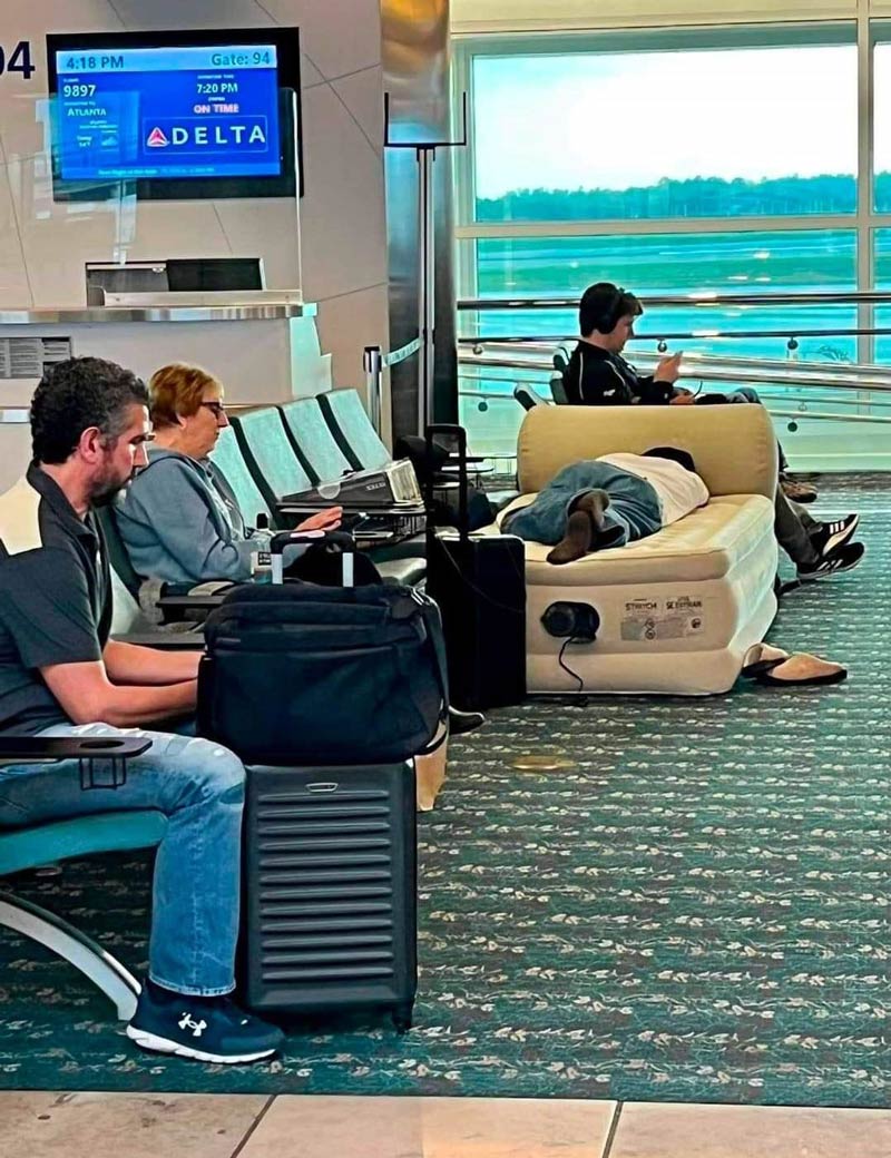Delta passenger inflates mattress and goes to sleep at the gate