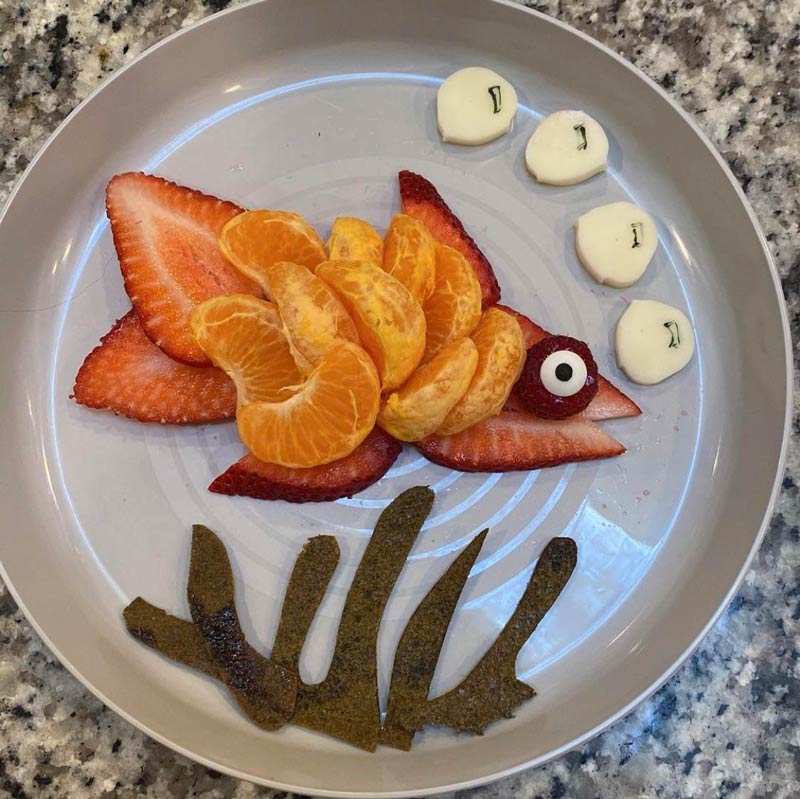 My sister makes her daughter the cutest snacks