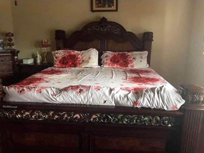 Sold as "Sheets with rose pattern" in the catalog, looks like this on the bed...