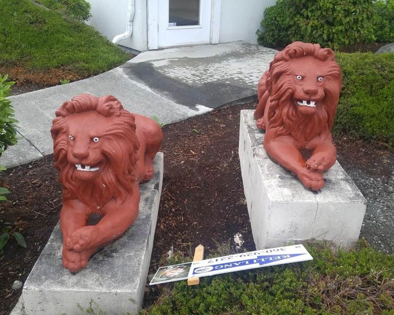 These garden lion statues
