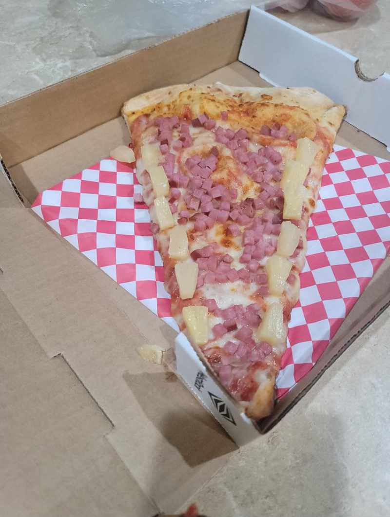 My father ordered a Hawaiian pizza with the pineapple on the side