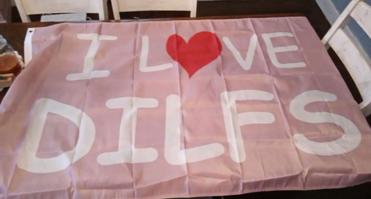 We ordered my 12-year-old daughter a Taylor Swift flag for Christmas, this is what she opened...