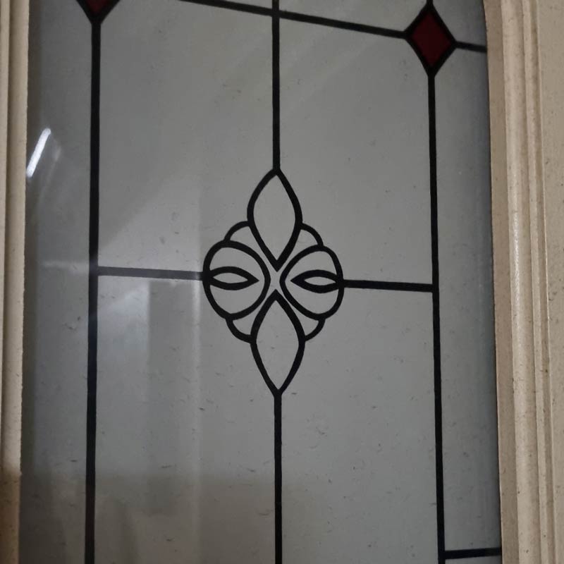 Pattern in the window pane looks like a suspicious chicken