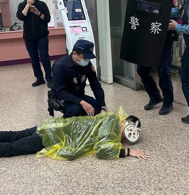 Someone woke up and decide to rob a bank with a Chiikawa mask