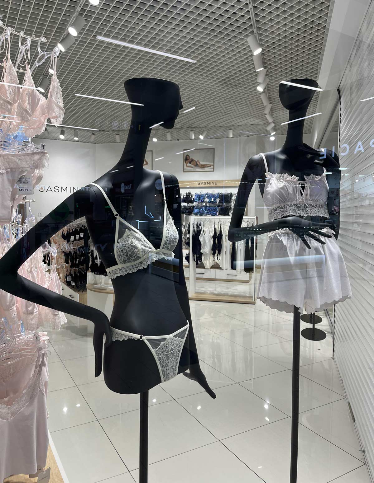This mannequin’s proportions at the shop